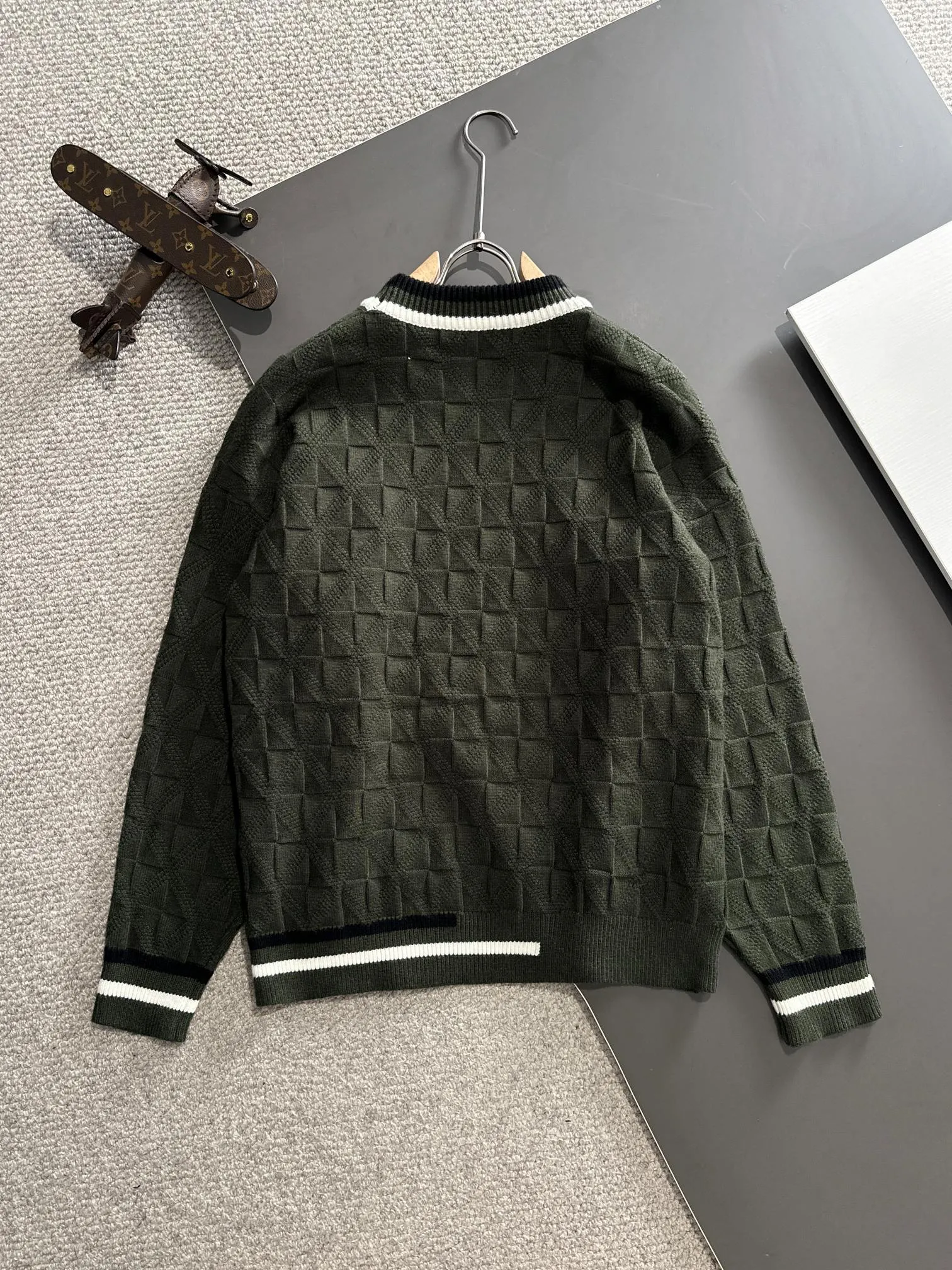 Next day shipping P360 Big Goose 2025 official website latest autumn and winter sweaters, popular models are on sale at the same time at the counter! Specially made of wool blended fabric. It feels comfortable and can be directly in contact with the skin. The logo badge is exquisitely embroidered, which is extremely eye-catching! The details highlight the fashionable charm of big brands. Exquisite workmanship. Three-dimensional cutting style. The wearing effect is invincible and handsome! All three standards are complete! Size: M-3XL